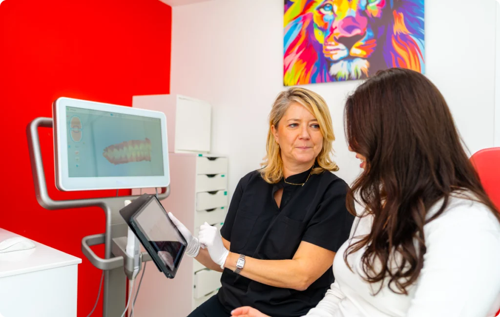 Le Dr Lascombes-Nivet présentant un écran de suivi à une patiente