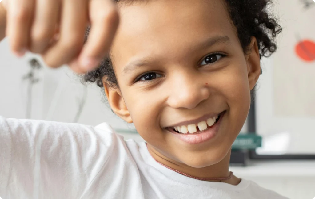 Enfant souriant montrant ses dents