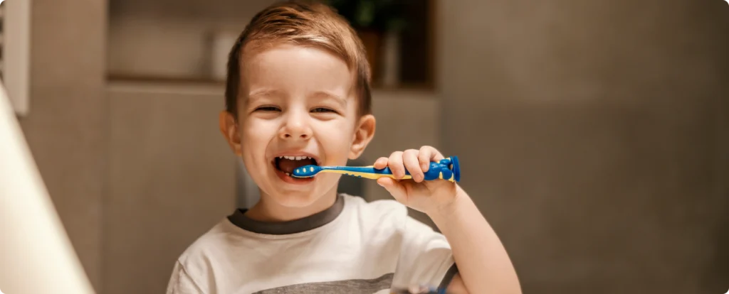 Petit garçon souriant pendant son brossage de dents