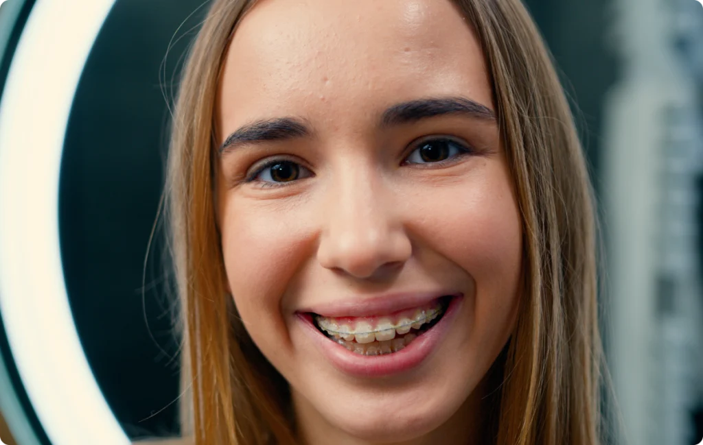 Jeune femme souriante portant un appareil dentaire en céramique