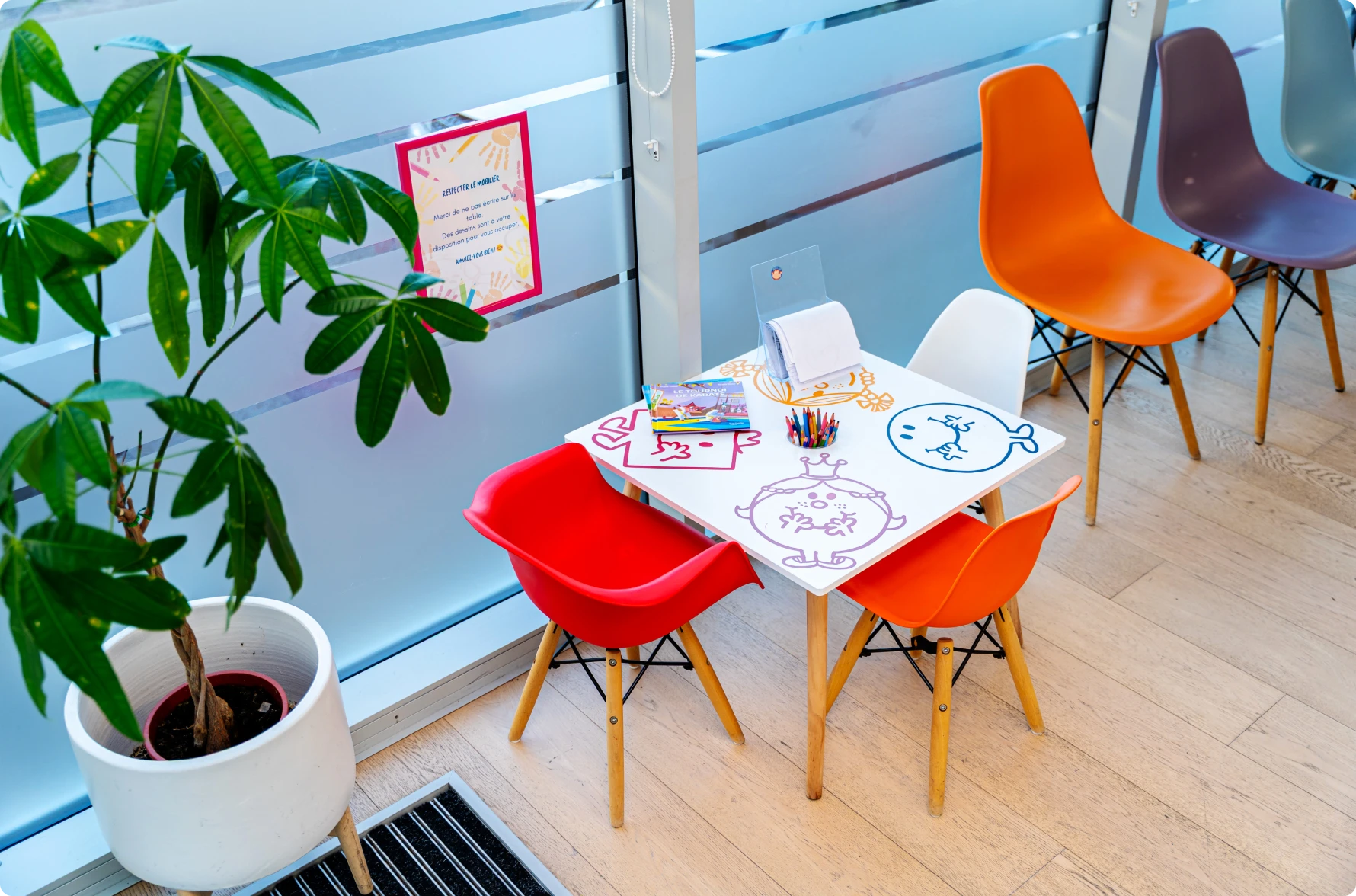 Coin enfants avec petite table et plante verte