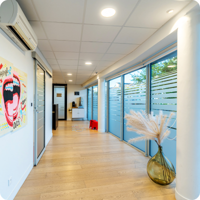 Couloir lumineux du cabinet orné d’une œuvre murale