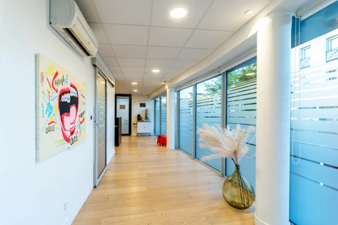 Couloir du cabinet et tableau représentant une bouche