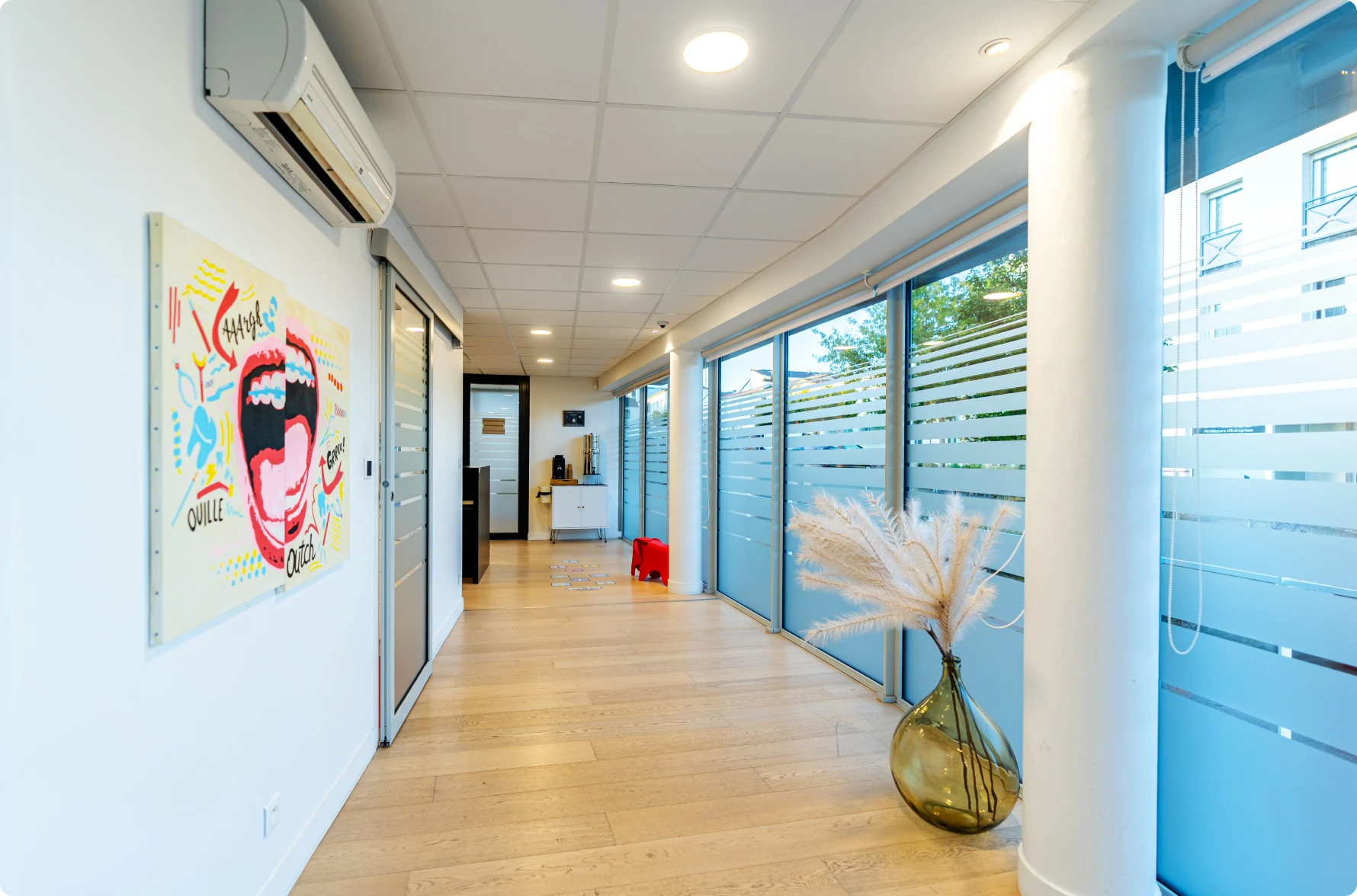 Couloir du cabinet et tableau représentant une bouche
