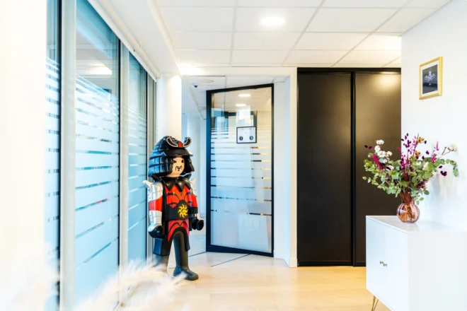 Couloir décoré d’une figurine de pirate et de fleurs