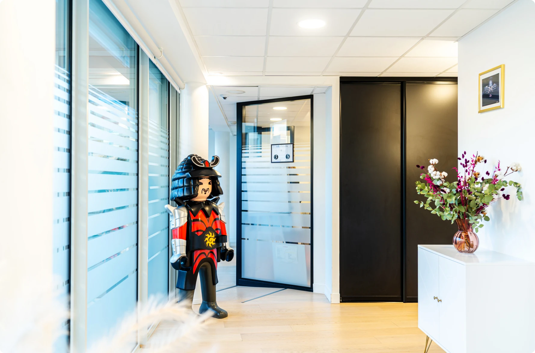 Couloir décoré d’une figurine de pirate et de fleurs