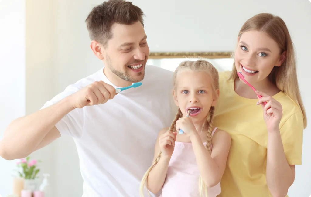Famille se brossant les dents ensemble devant le miroir