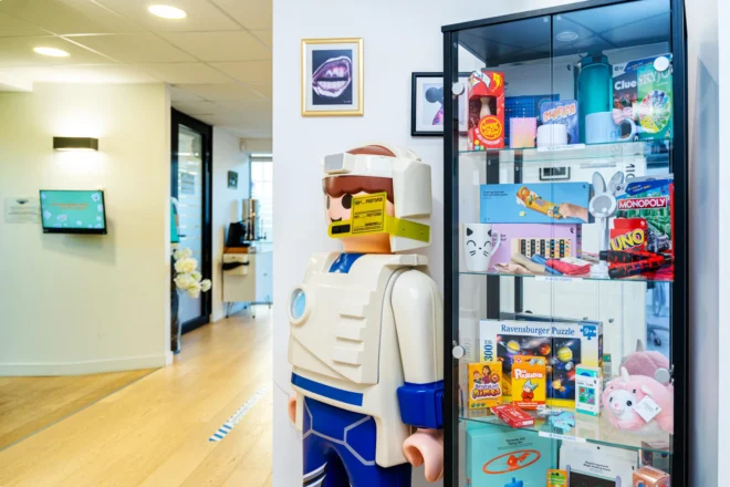 Figurine géante et étagères de jouets dans le cabinet