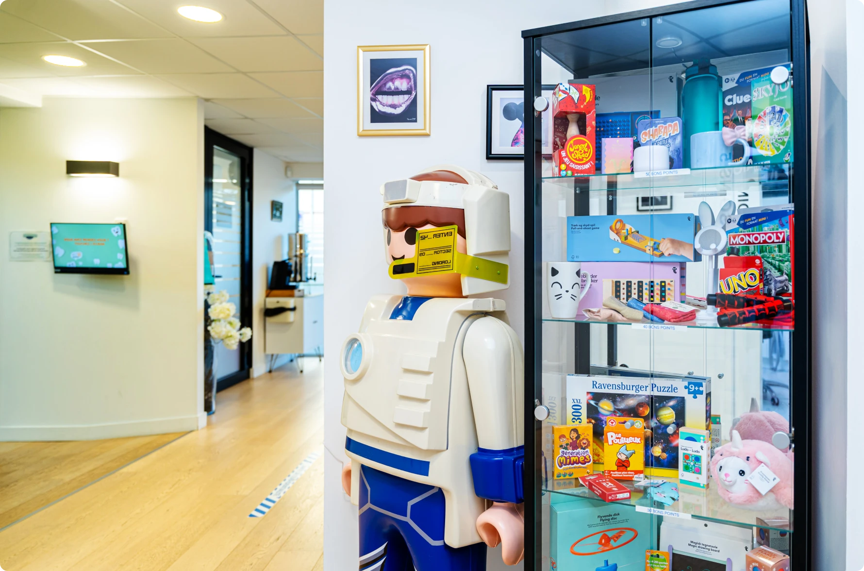 Figurine géante et étagères de jouets dans le cabinet