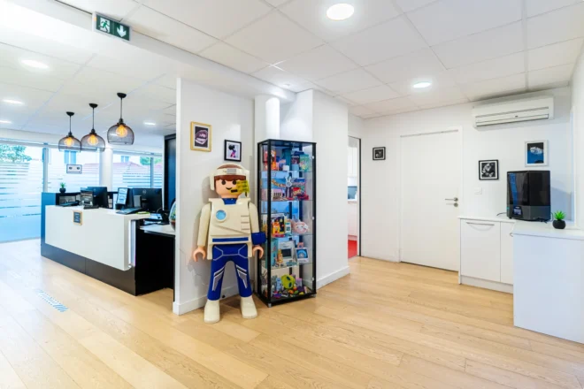 Hall d’accueil avec grande figurine Playmobil et vitrine