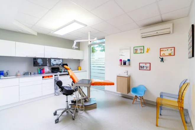 Salle de soins lumineuse au fauteuil orange