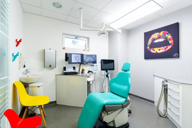 Salle de soins au fauteuil turquoise et chaise jaune