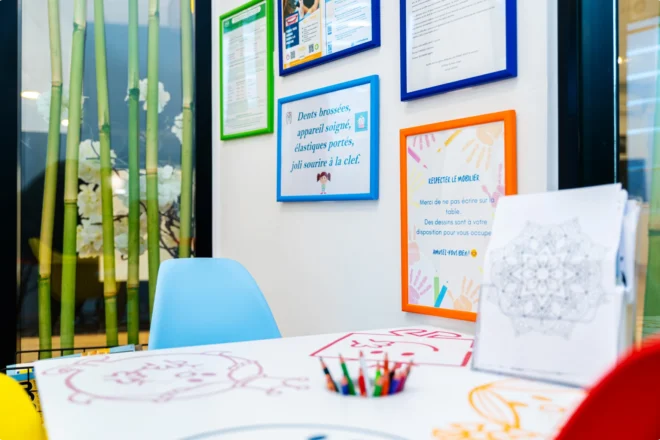 Table de coloriage pour enfants en salle d’attente