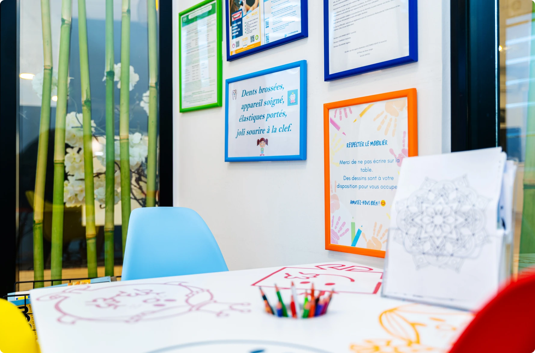 Table de coloriage pour enfants en salle d’attente