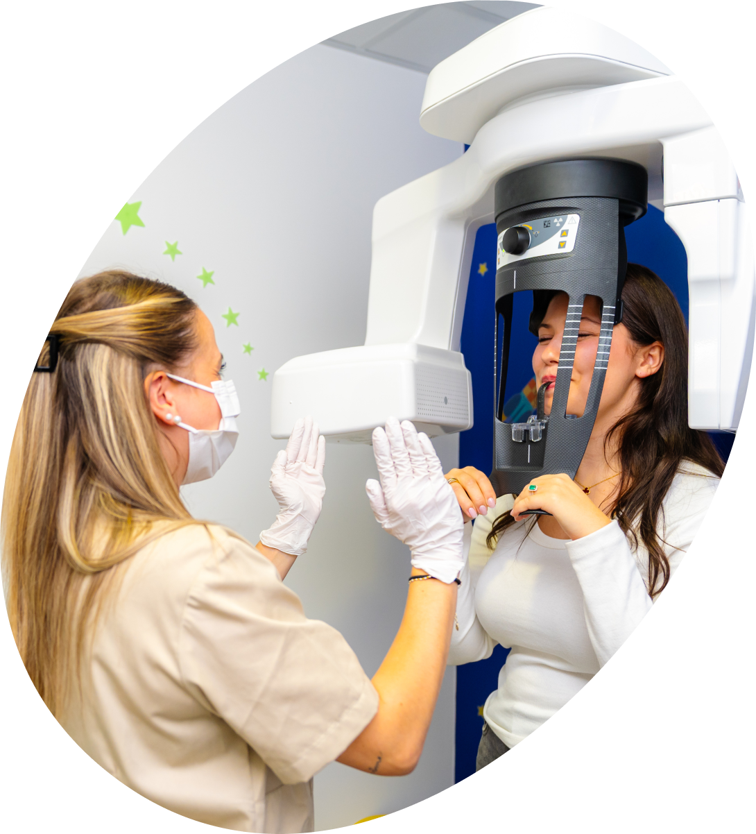 Assistante installant une patiente pour une radiographie panoramique